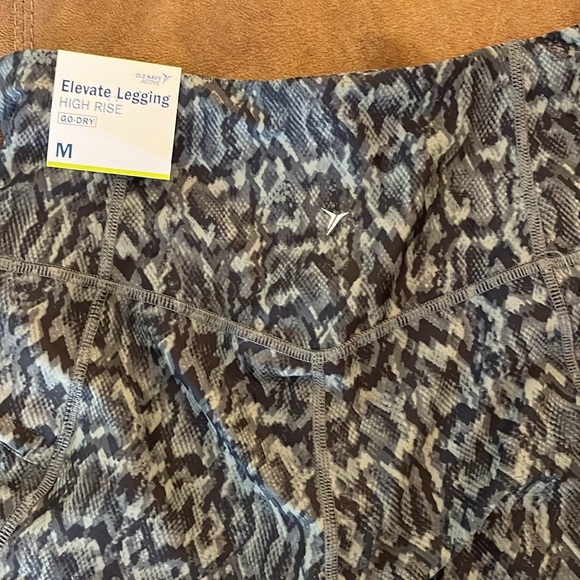 Old Navy Elevate High-Rise Leggings - Picture 4 of 7